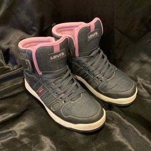 Levi’s cute denim high top sneaker with pink inside size 6.5